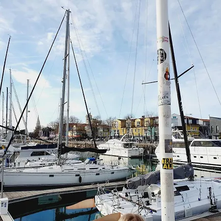 - La Rochelle La Rochelle (Charente-Maritime)